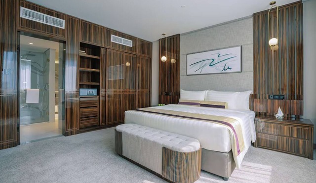 Elegant City Retreat | Rooftop Pool, Spa, Gym & Balcony with Skyline Views