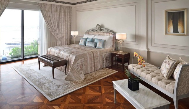Elegant Dubai Escape | Luxurious Spa & Pool | Steps from Landmark Attractions
