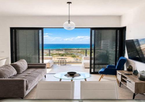 Elegant Tower Apt l Sea View & Parking l Mamad