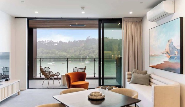 Elegant Waterfront Retreat in Auckland