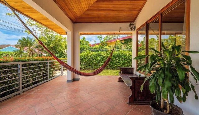 Enchanting dog-friendly house with a refreshing outdoor pool & jacuzzi