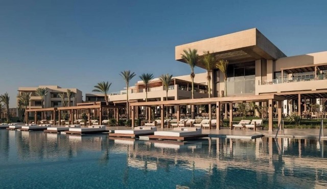 Enjoy Scenic Sunsets From Modern Sea View Suite Steps Away From Coral Diving