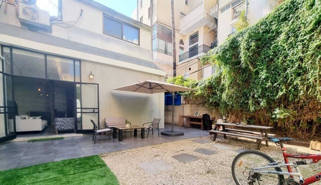 Enjoy the atmosphere and excellent location in the Jaffa flea market area