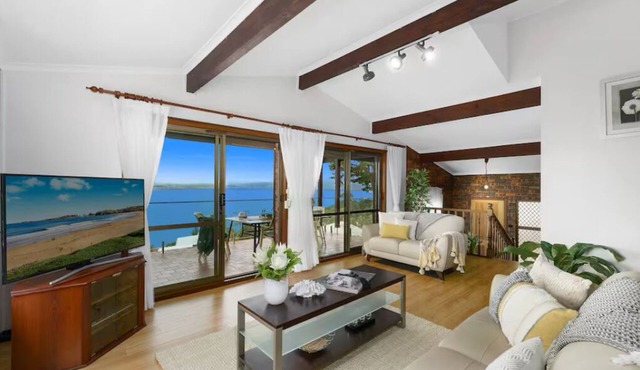 Entire spectacular lake and ocean view holiday house in Lake Heights