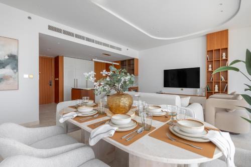 Exclusive 2BR Residence on Palm Jumeirah - Beach Access