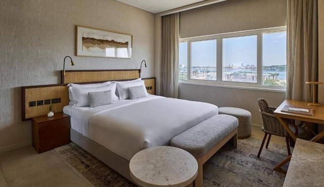 Executive Suite Near Khor Al Maqta Park