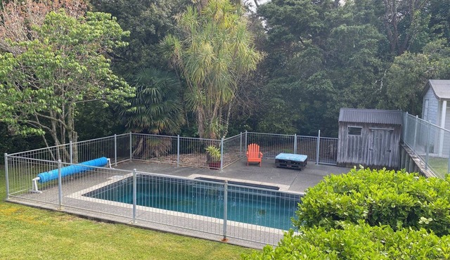 Family home with sleepout & pool. Proximity to stunning beaches & vineyards. in Warkworth