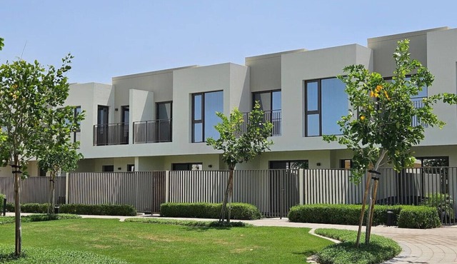 Family townhouse with pool & gym