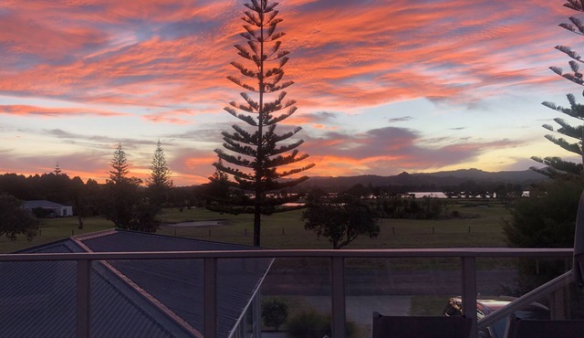 Fantastic Estuary & Golf Course Views, Huge Deck, Great Sunsets, Modern & Cosy in Omaha