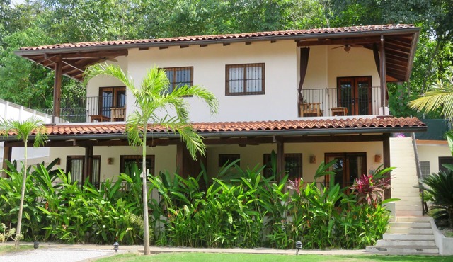 Fantastic Location! Beach, Restaurants, Surf Shop, All Minutes Away.