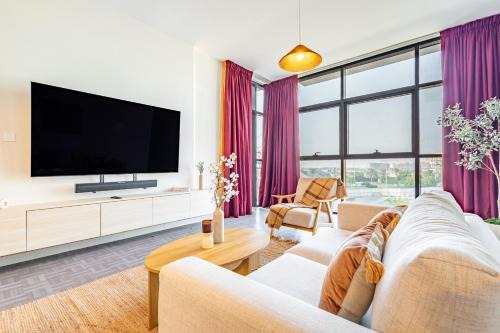 Fantastic Rooftop Pool - Full Canal Views - Spacious 1 BDR Designed by Designer - 5 min walk from Space42 Arena