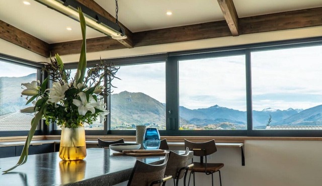 Farrant Drive - Modern holiday home with lake views, close to town in Wanaka