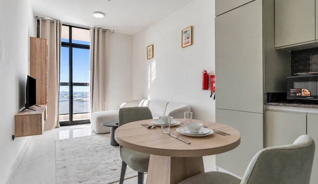 Free housekeeping visits during your stay - Comfortable 1 Bed in Jebel Ali Sleeps 2 with Balcony!