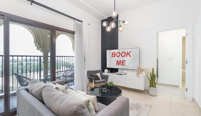 Free housekeeping visits during your stay - StayShort - Stylish 1-Bedroom Retreat with Pool in Vibrant Jumeirah Golf Estates