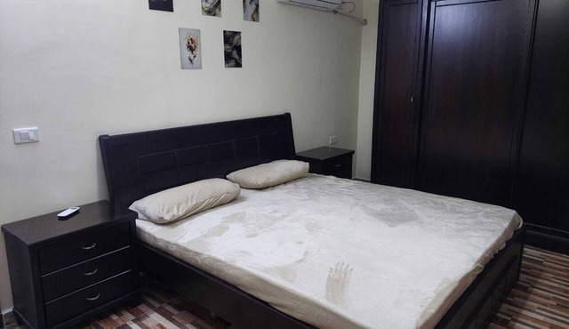Full apartment in strategic area with all services: shops, markets, bus stop.