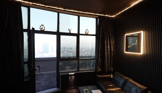 Full Creek View Black Penthouse - The Black Box
