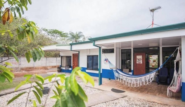 Full house with 2 bedrooms & private pool. 5 guest