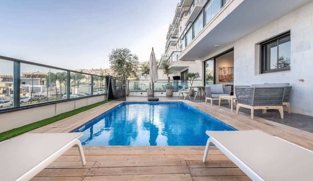 Garden Apartment Swimming Over the Lake - Private Pool