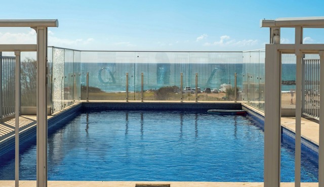 Garden& Rooftop Beachfront Apartment