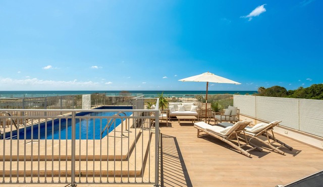 Garden& Rooftop Beachfront Apartment