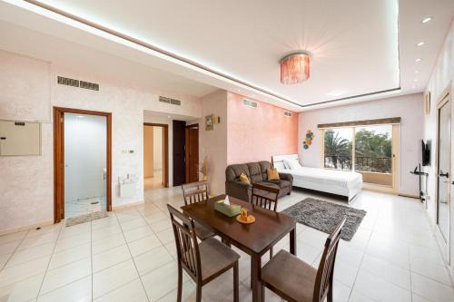 Golfside Serenity - 2 King Beds - near Al Hamra Mall