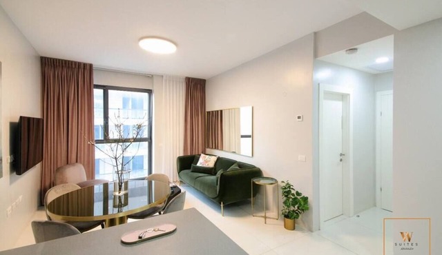 Gorgeous 1 bedroom apt " J Tower"