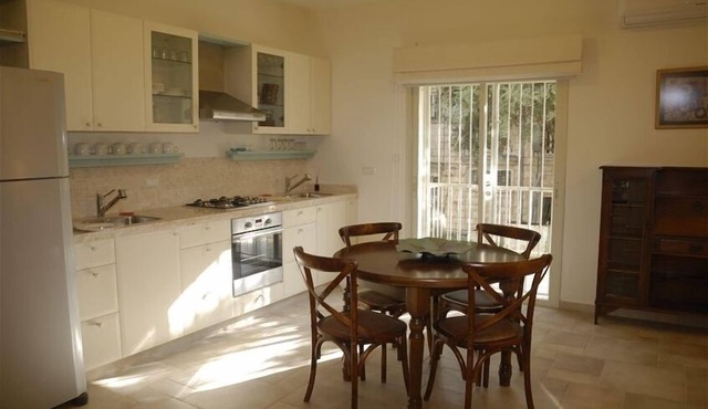 Gorgeous 2 Bedroom Kosher Apt. in Nachlaot, Adjacent to Town