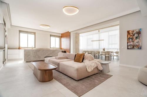 Gorgeous 4bdm Penthouse, Haneviim court
