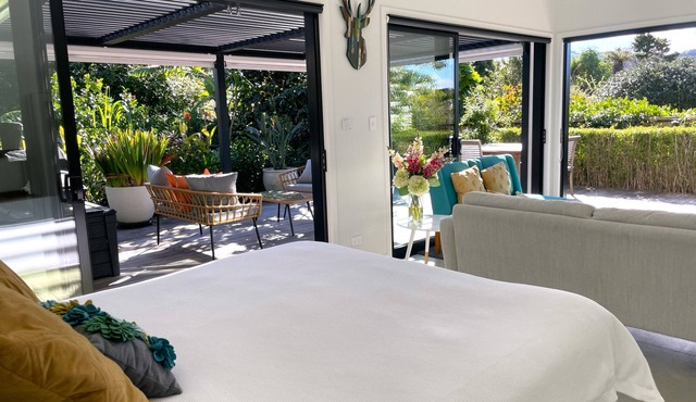 Gorgeous private studio apartment midway between Omaha & Matakana in Point Wells