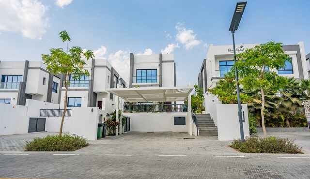 Grand 4BR Villa with Chilled/Heated Pool, Al Dana Island Fujairah