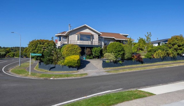 Hampstead Heights - Spacious family home, great views in Taupō