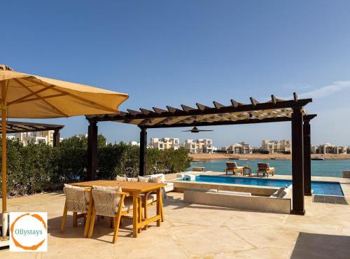 Heated Pool 4BR Villa, Lagoon Front, Ancient Sands - OllyStays in El Gouna