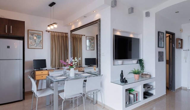 Herzlia Pituah apartment with Pool, by the Acadia Beach!