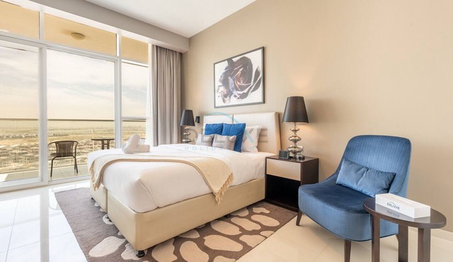 High-Rise Studio Near the Golf Club and Mall with a Community View, Dubailand