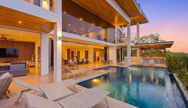 Hilltop Villa: Infinity Pool & Ocean Horizon