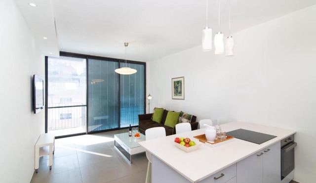 Hilton Bay Apartment with Bedroom shelter