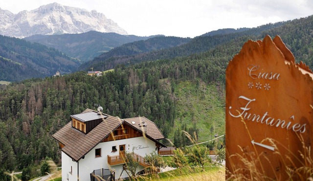 Holiday Home “Ciasa Funtanies Pütia” with Mountain View, Balconies & Wi-Fi in San Martino in Badia