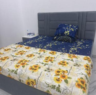 Homestay Cozy bedroom with private attached washroom in ajman villa