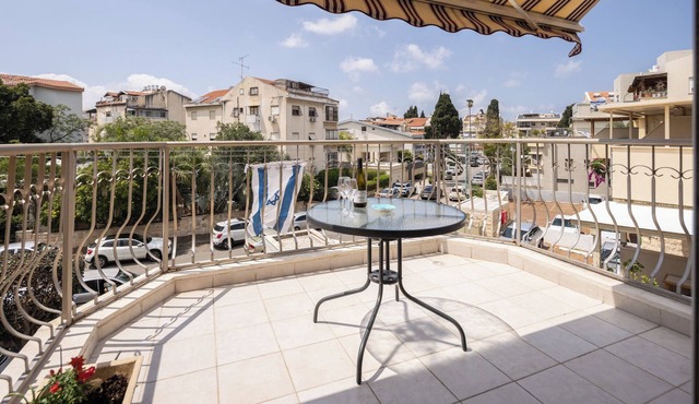 Homey Kiryat Haim Apt by Sea N Rent