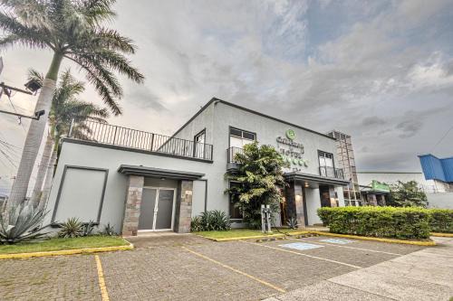 Hotel Caña Brava Inn