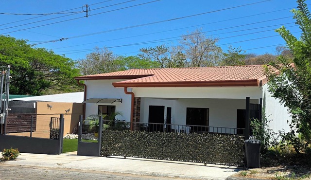 House of Dreams/Casa de los Suenos, 5 minutes from Playa del Coco.