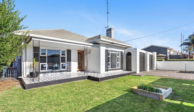 House plus Retreat and Games Room! Sleeps 10 in Mount Gambier, South Australia in Mount Gambier