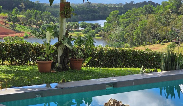 House with lake view, pool, jacuzzi and nature at 45 min from La Fortuna.