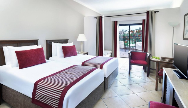 Idyllic Suite with Garden View Steps from the Private Beach – Couples' Bliss in South Sinai Governorate