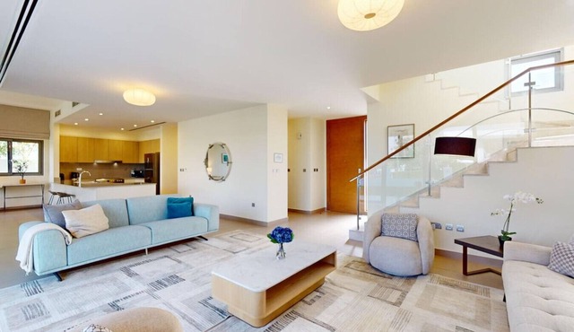 Incredible 5 Bed l Private Garden l near Mall