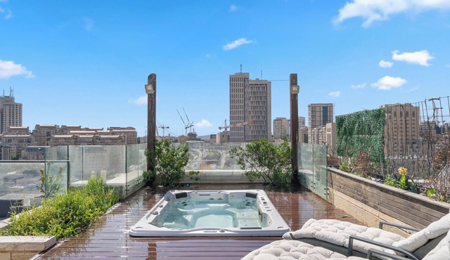 Insane 5BR Luxe Penthouse with Jacuzzi by the Shuk