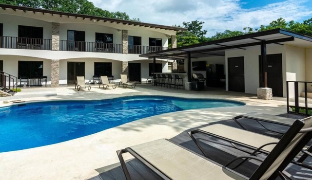 Jacó 6-Bedroom Oasis – Pool, Tropical Vibes & Easy Walk Everywhere