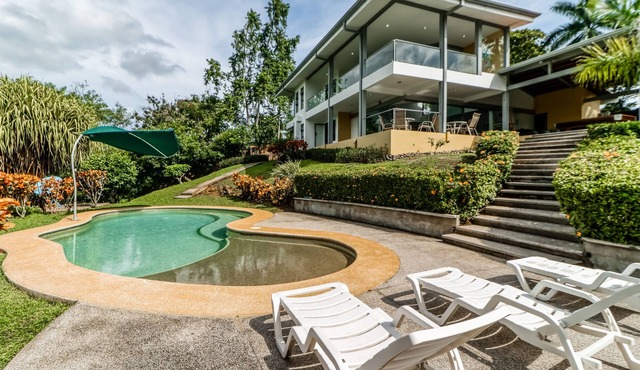 Jungle dog-friendly home with ocean views from the pool, gas grill & pool table