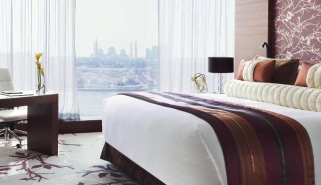 Junior King Suite Near Department of Education AUH