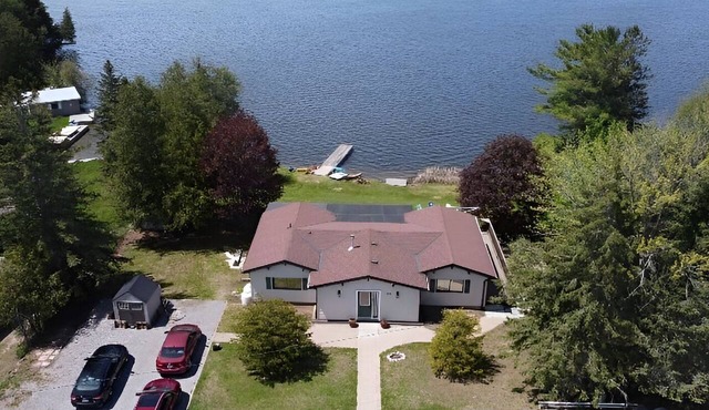 Kawarthas waterfront cottage w/hot tub, firepit & dock ! in Peterborough
